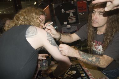 Steve Harris signeert een arm